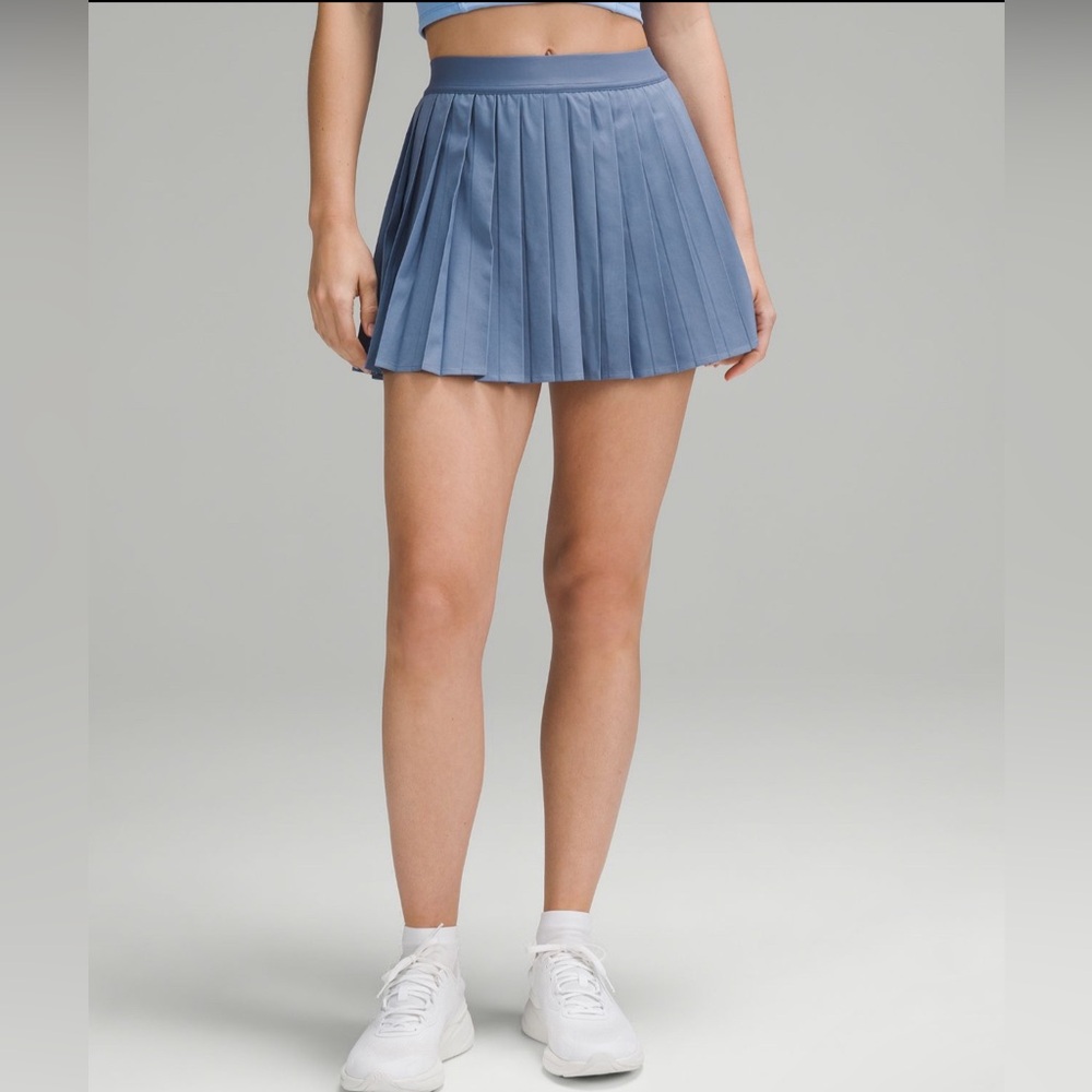 High-Rise Pleated
Tennis Skirt size 6 blwl
